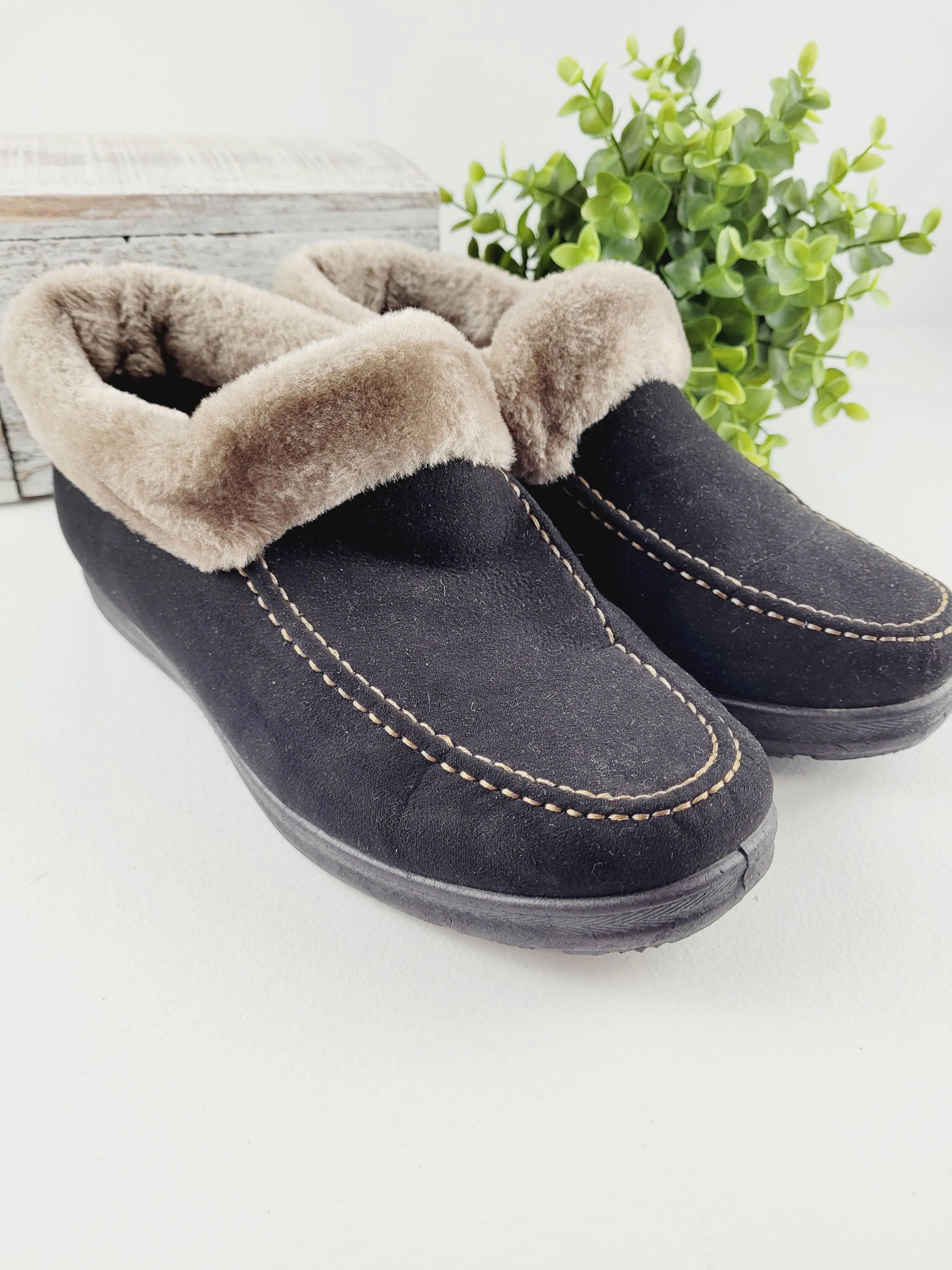 BLACK HARD SOLE SLIPPERS LADIES SIZE 40 (9) PRE-LOVED
