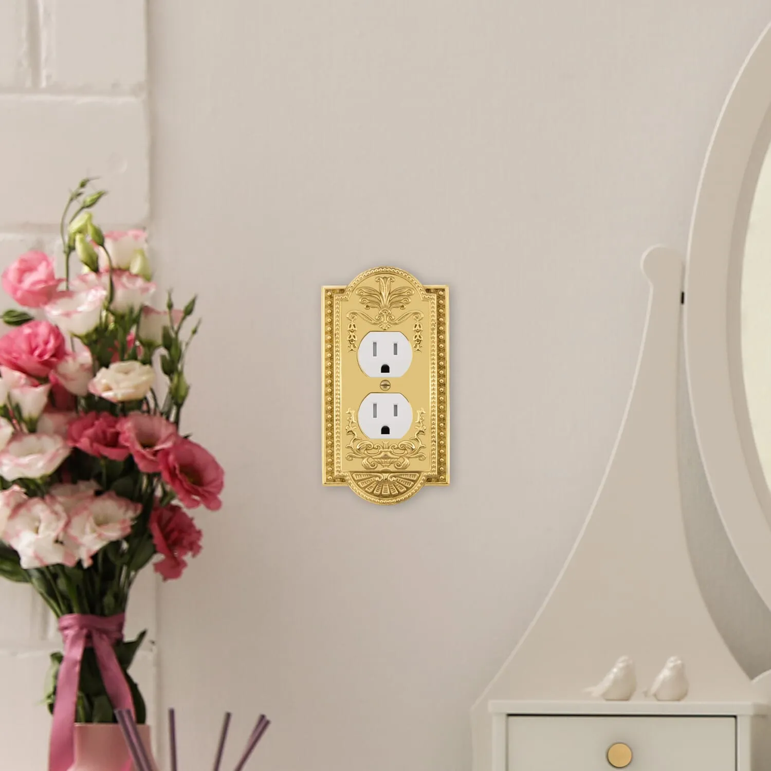 Meadows Switch Plate with Outlet in Polished Brass